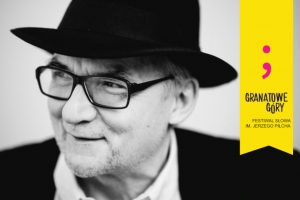 Czarno-białe zdjęcie mężczyzny w okularach i w kapeluszu - Jerzego Pilcha.Po prawej stronie,nieduży żółty prostokąt z nazwą wydarzenia.