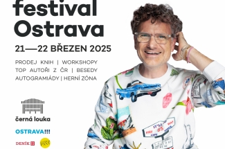 Plakat informujacy o Festiwalu Książku w Ostrawie.Po prawej stronie uśmiechnięty mężczyzna w okularach i białej bluzie z kolorowymi elementami.Po lewej informacje o Festiwalu i znaki graficzne organizatorów.