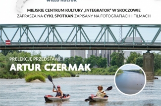 Plakat promujący prezentację Artura Czermaka pn. Odryseja.Pod zdjęciem dwójki kajakarzy płynących rzeką, informacje o wydarzeniu, które odbędzie się 13 marca.U góry kontury kontynentów.