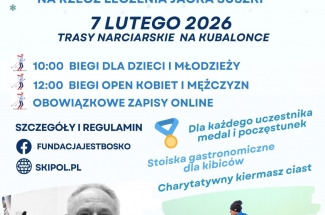 Plakat utrzymany w zimowej scenerii.U dołu zdjęcie Jacka Szuszki, obok rysunek przedstawiający grupę biegaczy. Powyżej tekst informujący o wydarzeniu.U dołu loga organizatorów i patronów wydarzenia.